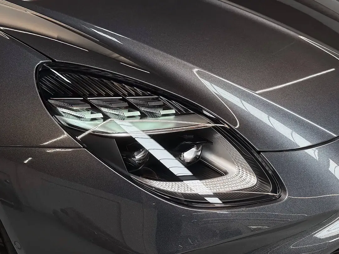 Aston Martin Vantage Roadster - Thumbnail 10