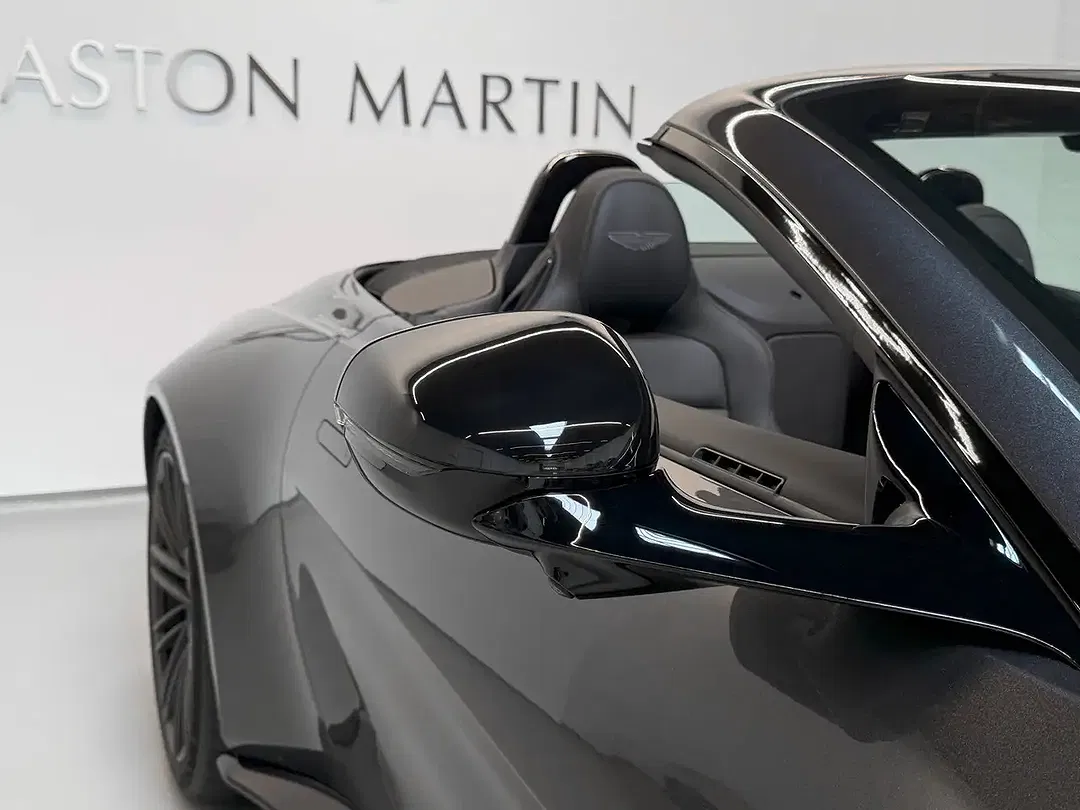 Aston Martin Vantage Roadster - Thumbnail 11