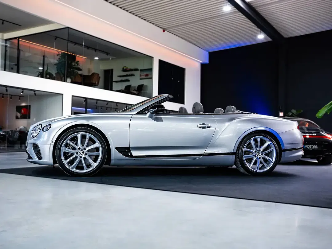 Bentley Continental GTC 4.0 V8 Mulliner - foto 2