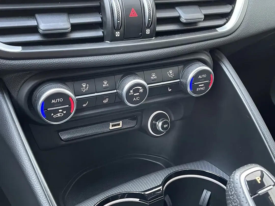 Alfa Romeo Giulia 2.2 JTDM Q4 Veloce - foto 8