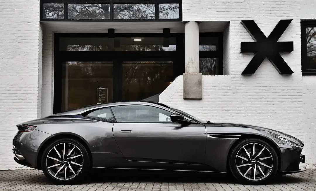 Aston Martin DB11 V8 Coupe - Thumbnail 3