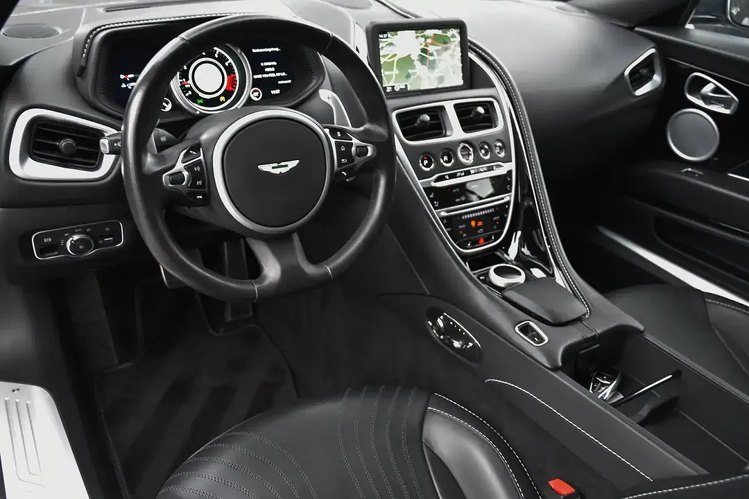 Aston Martin DB11 V8 Coupe - Thumbnail 4