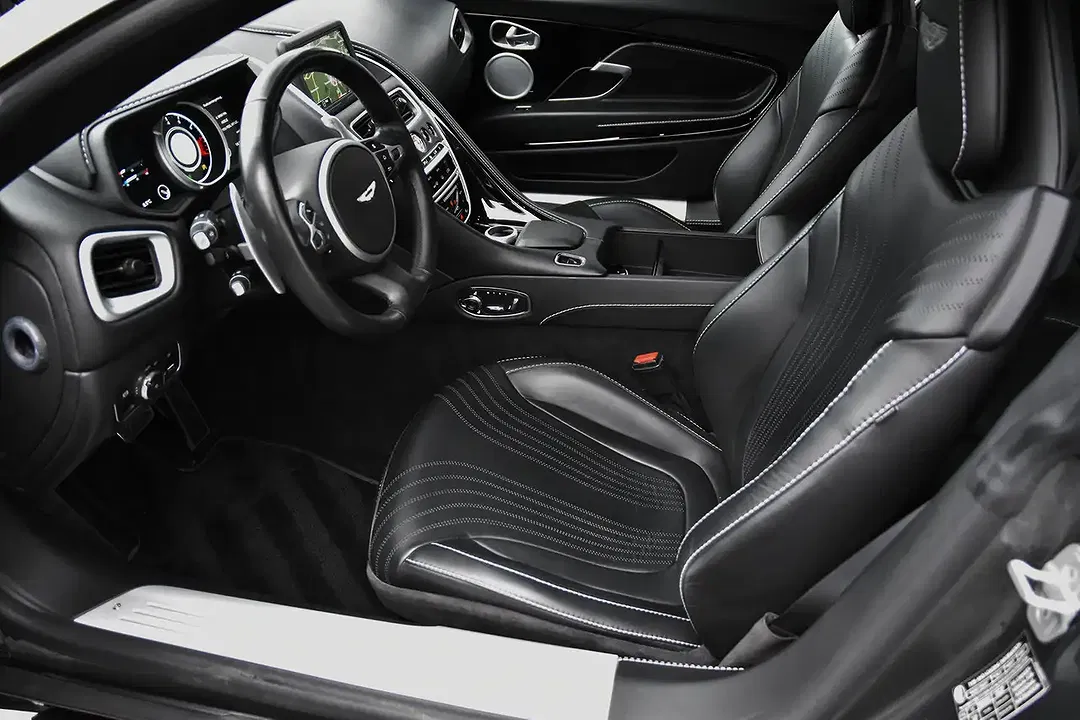 Aston Martin DB11 V8 Coupe - Thumbnail 5