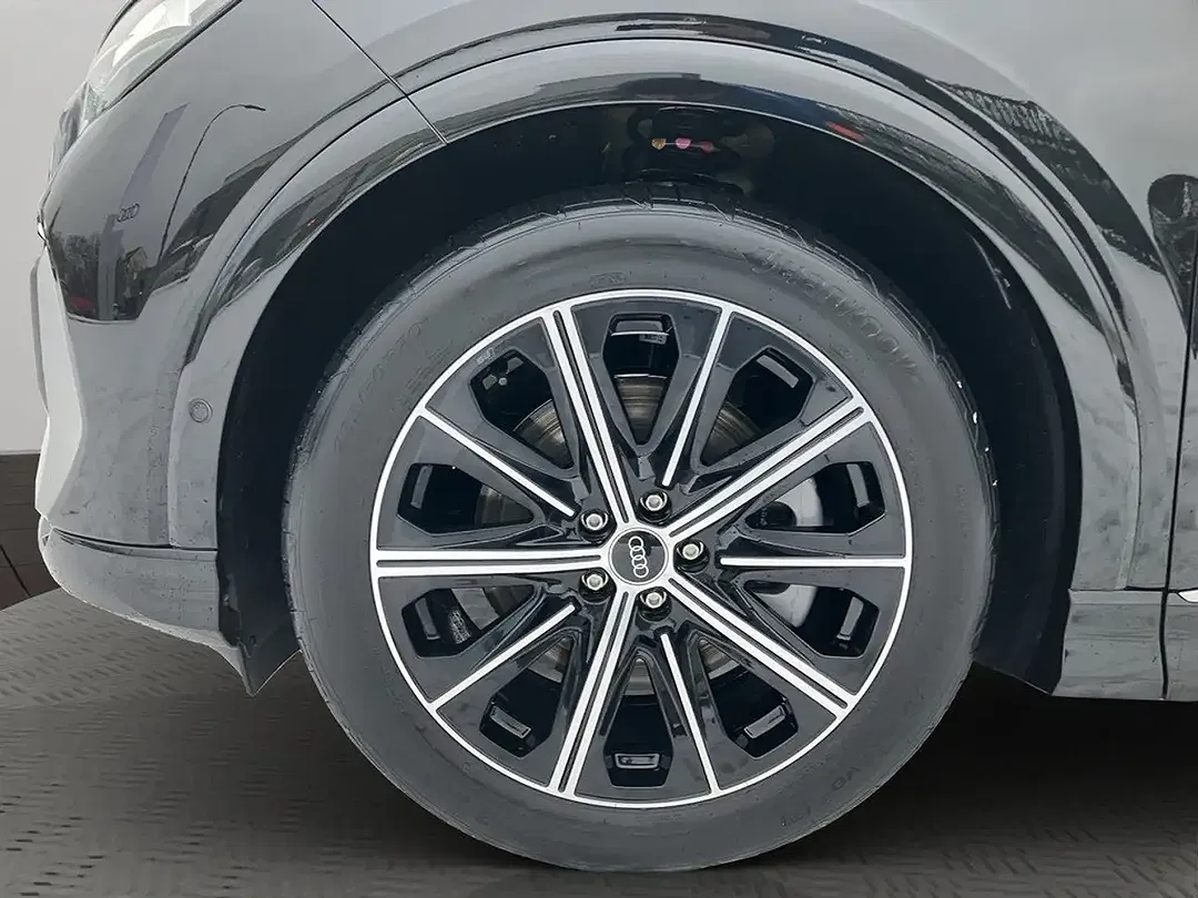 Audi Q4 e-tron 45 S line - Thumbnail 3