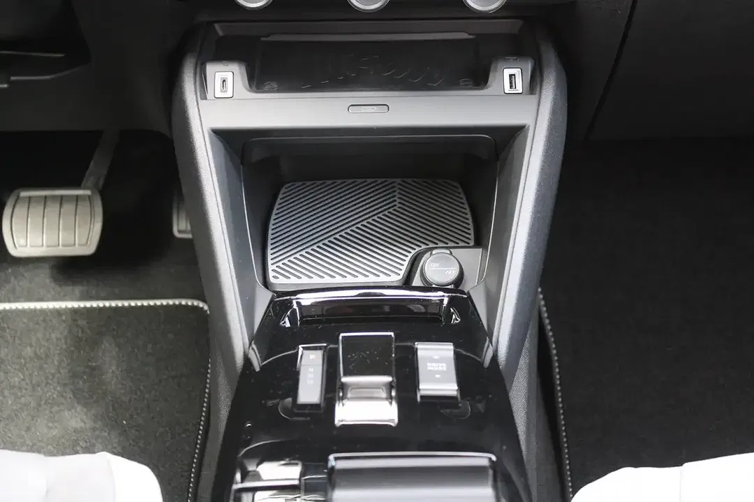 Citroen C4 Hybrid Max - Thumbnail 11