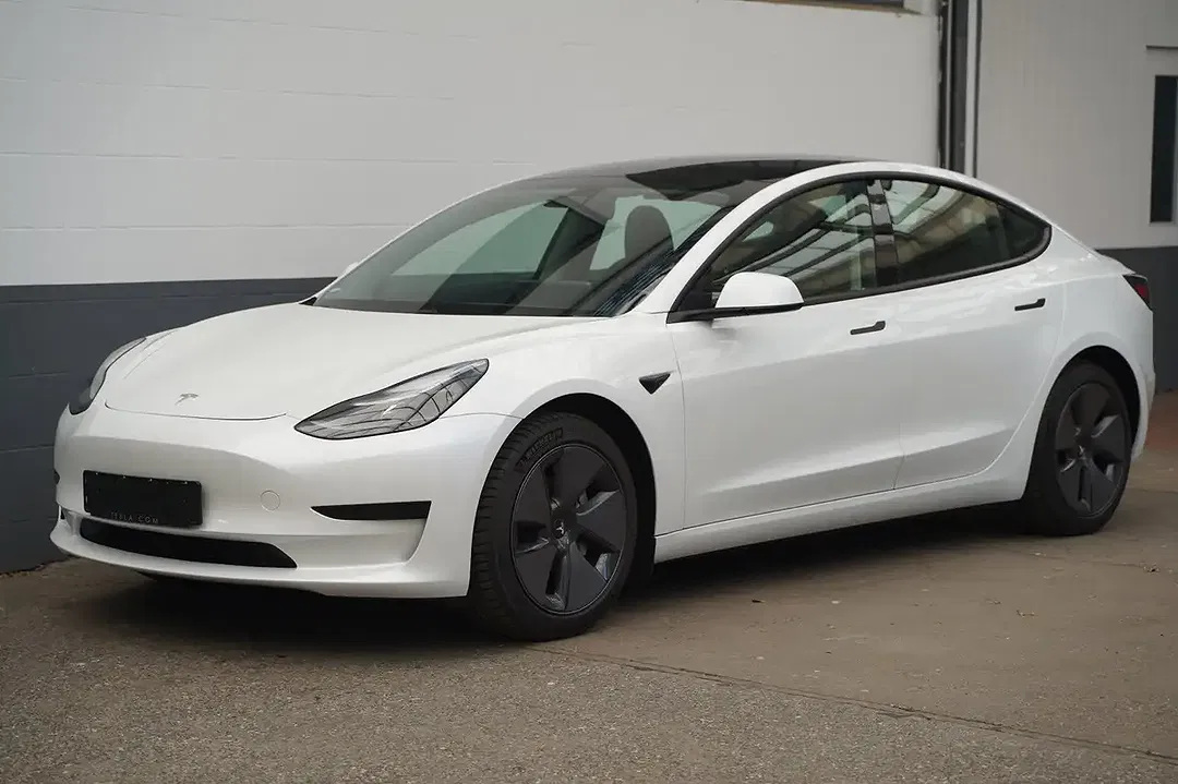 Tesla Model 3 Standard Range - foto 1