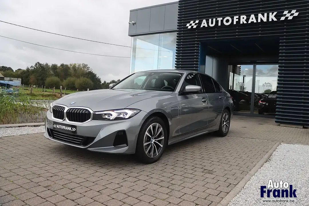 BMW 320 - Thumbnail 3