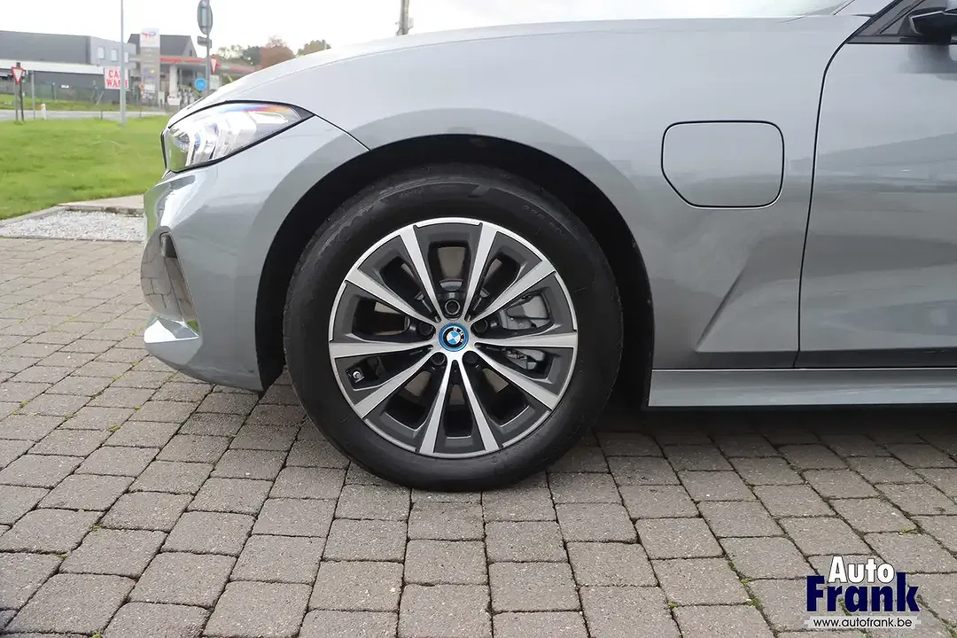 BMW 320 - Thumbnail 4