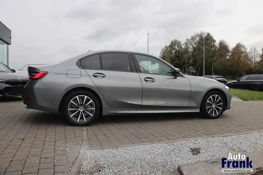 BMW 320 - Thumbnail 8