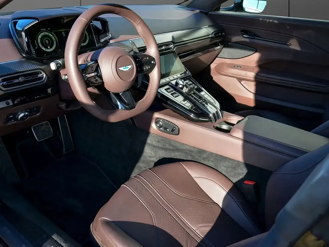 Aston Martin V8 Coupe - Thumbnail 3