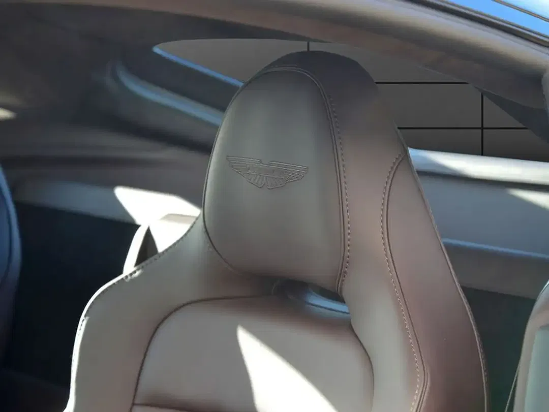 Aston Martin V8 Coupe - Thumbnail 4