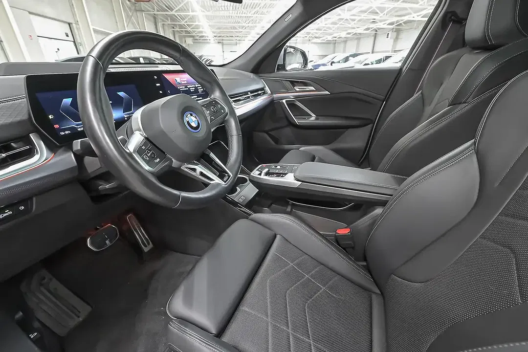 BMW iX2 - Thumbnail 3