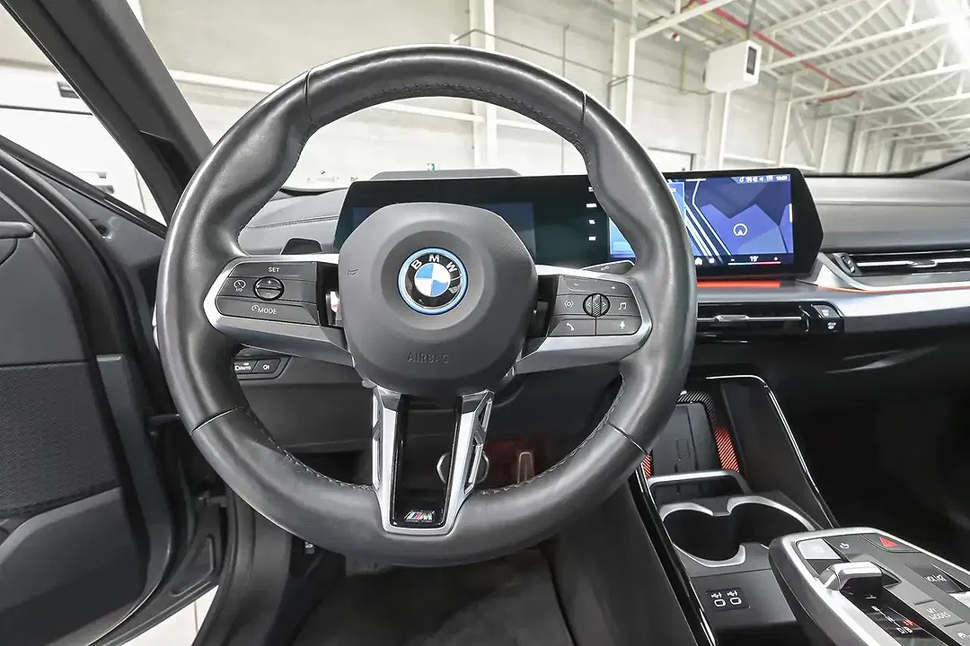 BMW iX2 - Thumbnail 4