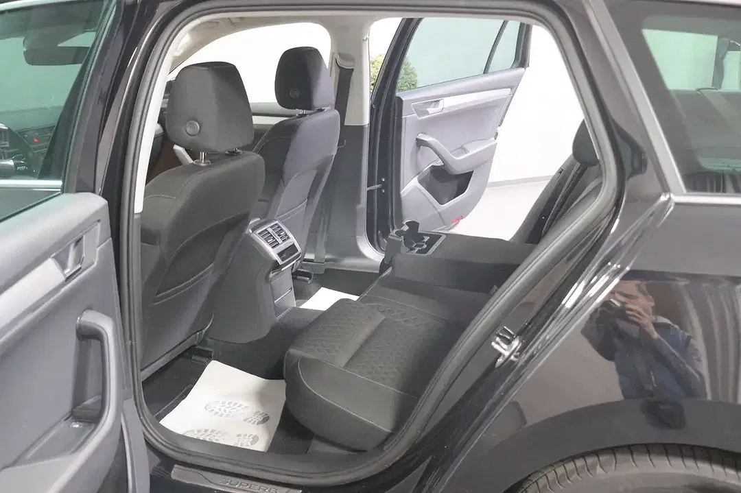 Skoda Superb iV Combi Ambition - Thumbnail 9