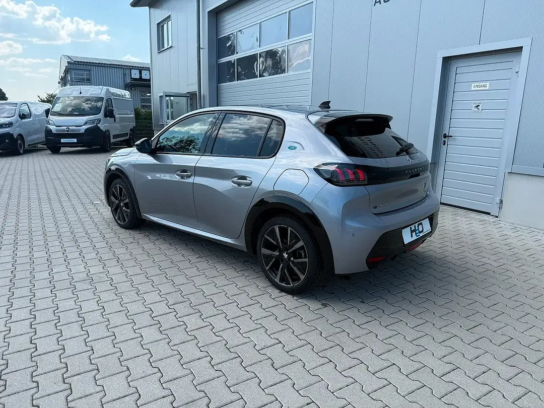 Peugeot 208 GT - Thumbnail 3