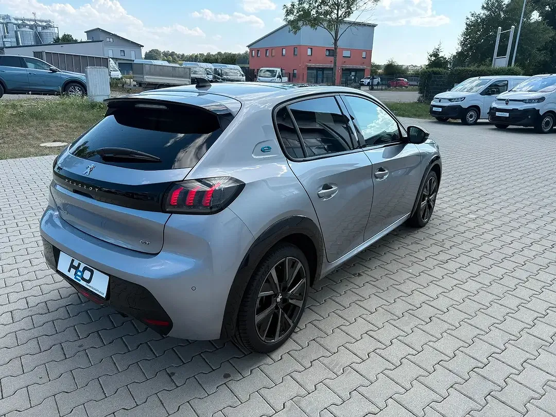Peugeot 208 GT - Thumbnail 5