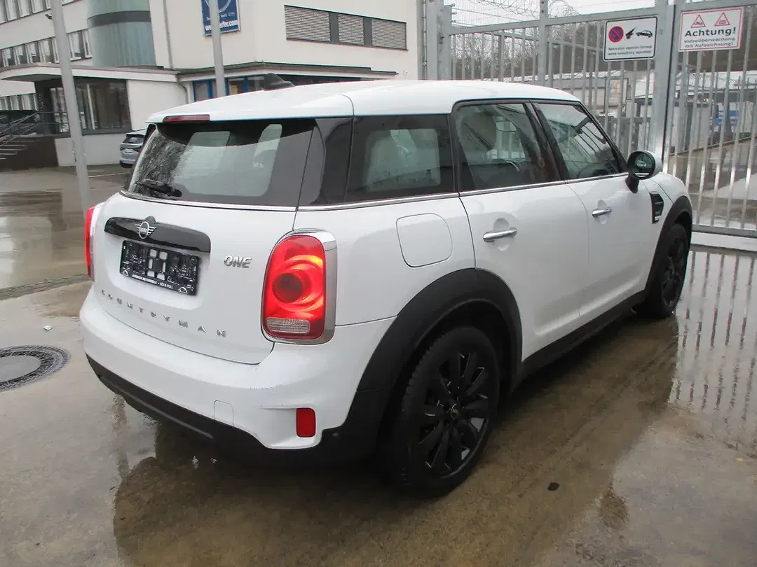 MINI One - Thumbnail 3