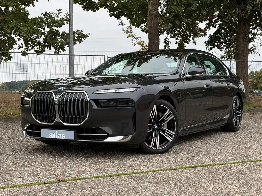 BMW 750 xDrive Lounge - Thumbnail 1