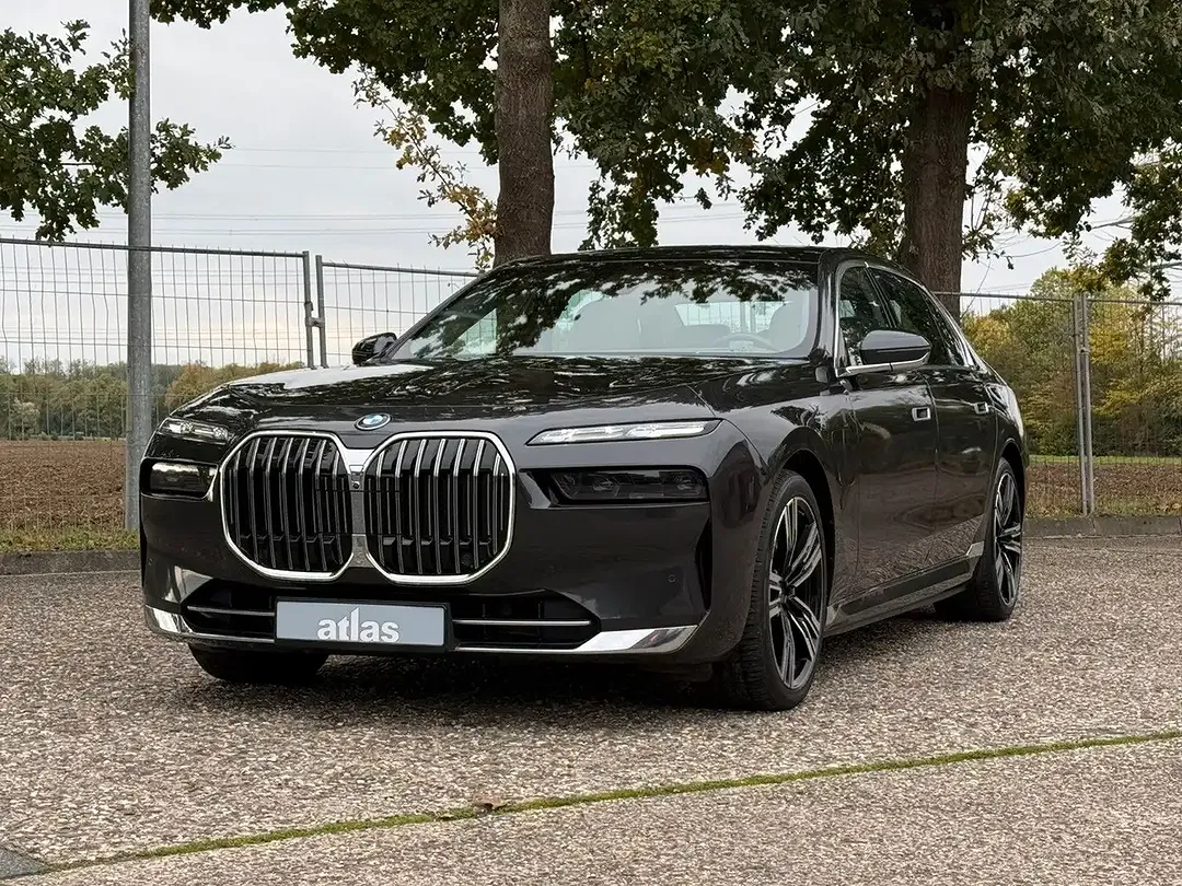 BMW 750 xDrive Lounge - Thumbnail 2