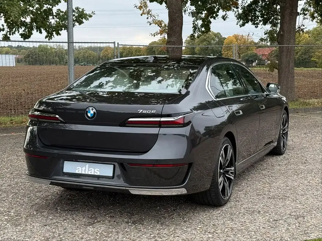 BMW 750 xDrive Lounge - Thumbnail 3