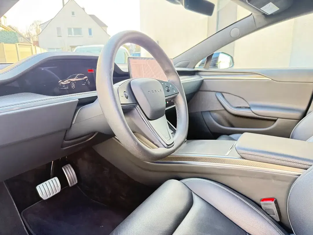 Tesla Model S Plaid - Thumbnail 4