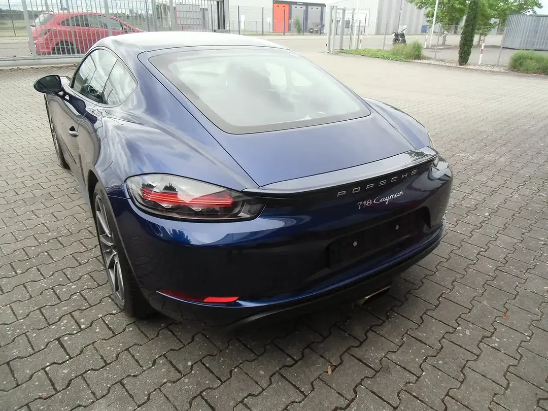 Porsche Cayman Plus - Thumbnail 3