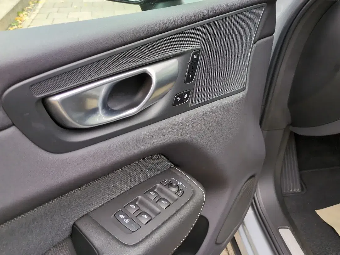 Volvo XC60 Plus Dark - Thumbnail 8