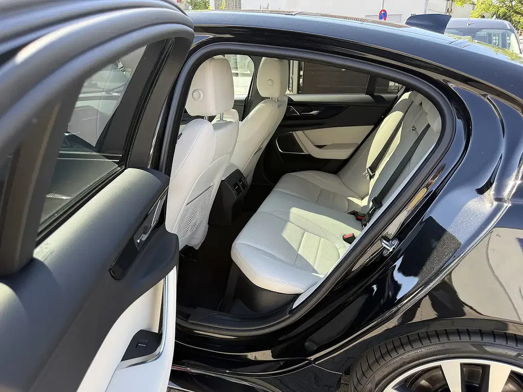 Jaguar XE R-Dynamic Black - Thumbnail 11