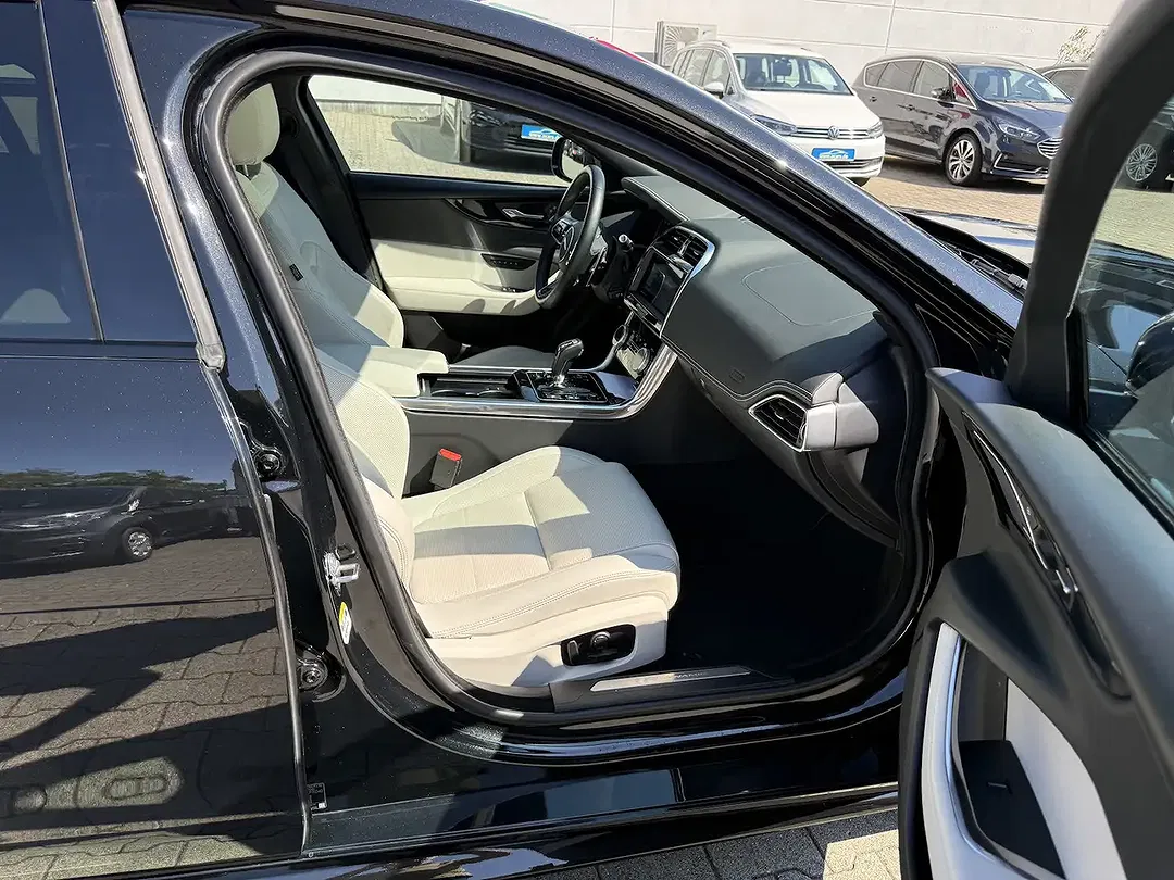 Jaguar XE R-Dynamic Black - Thumbnail 12