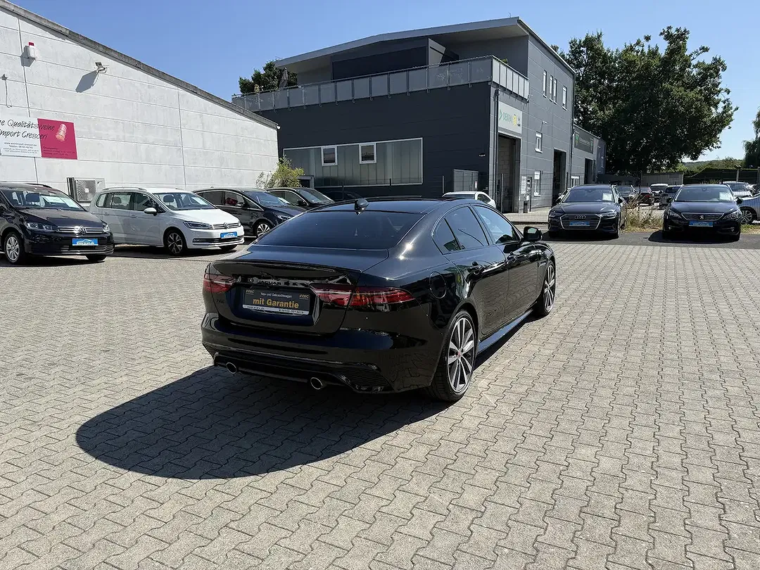 Jaguar XE R-Dynamic Black - Thumbnail 3