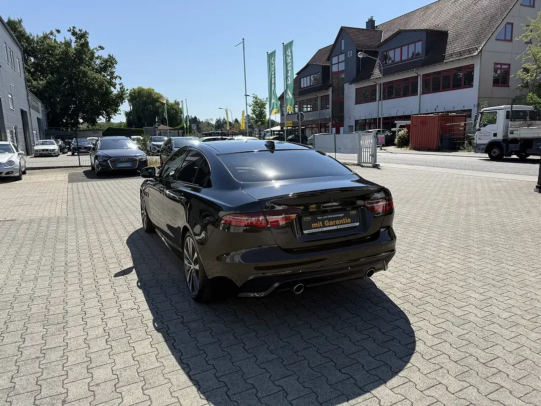 Jaguar XE R-Dynamic Black - Thumbnail 4