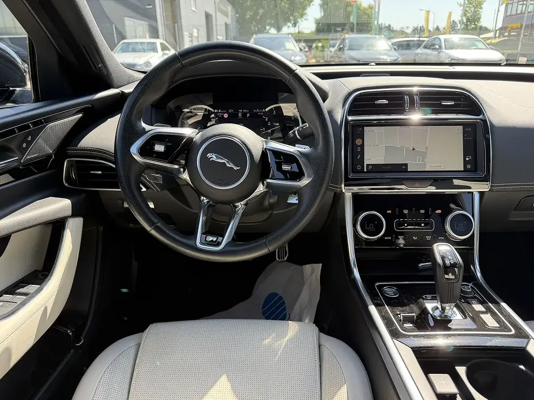 Jaguar XE R-Dynamic Black - Thumbnail 5