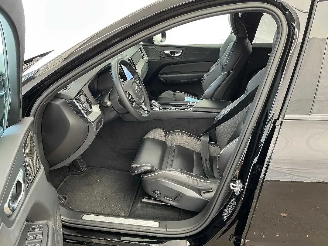 Volvo XC60 B4 AWD Ultimate Dark - Thumbnail 9