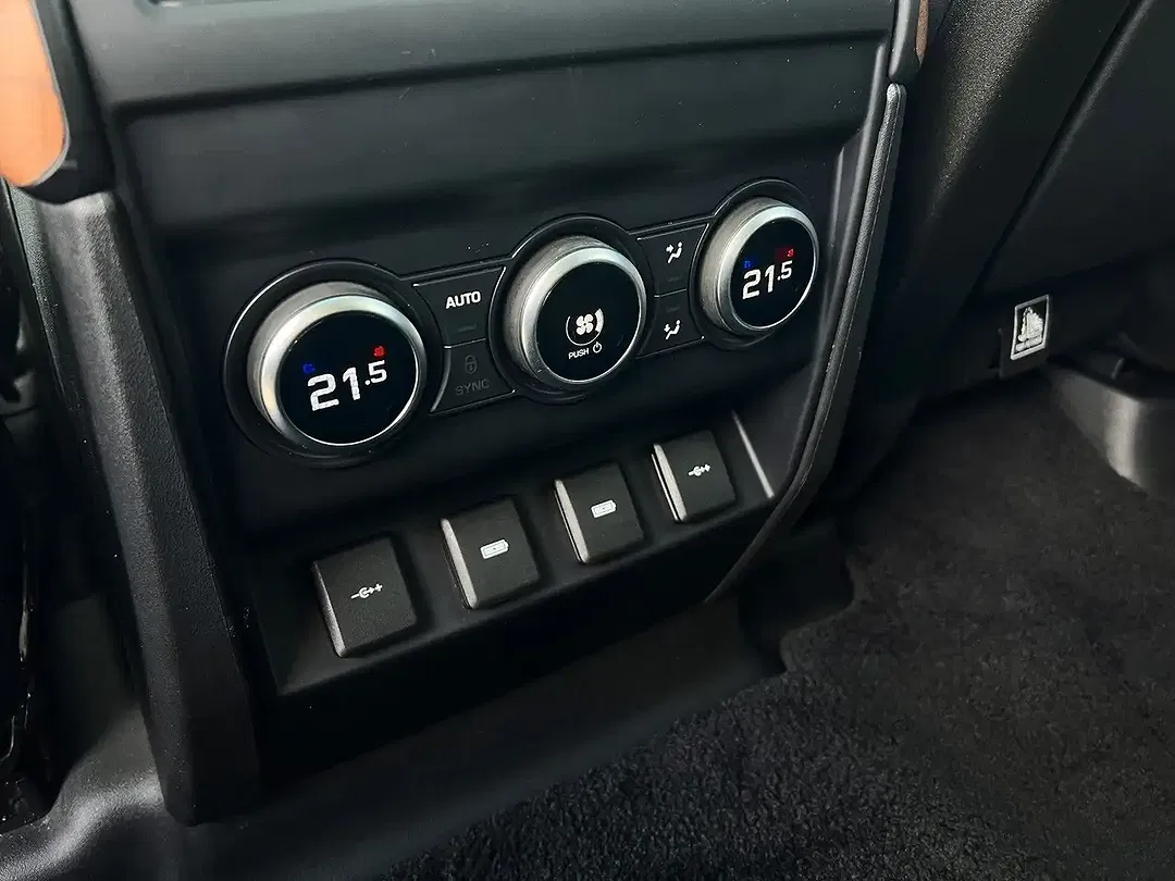 Land Rover Defender D240 110 HSE - Thumbnail 13