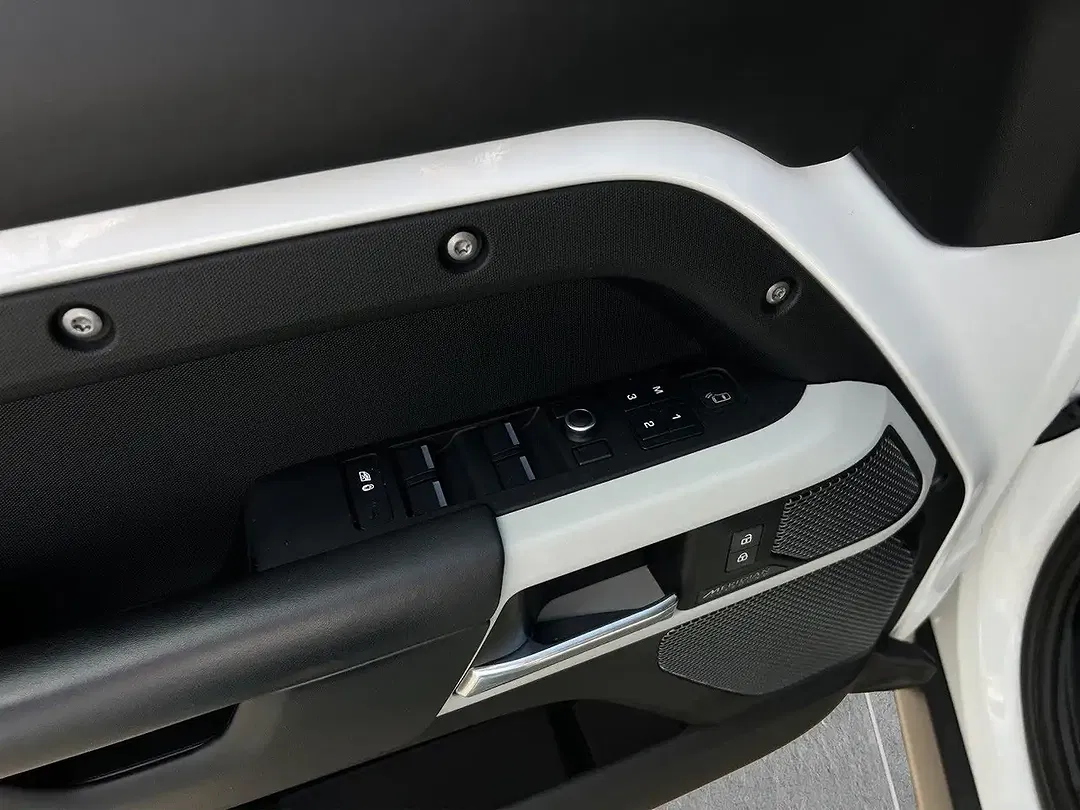 Land Rover Defender D240 110 HSE - Thumbnail 9