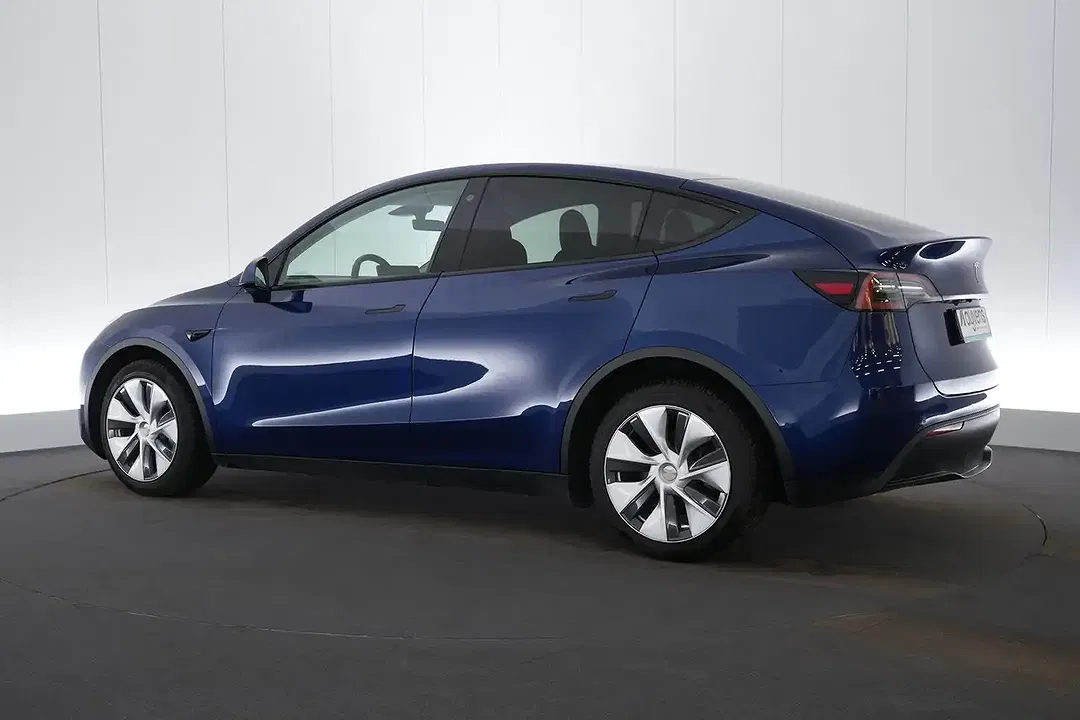 Tesla Model Y Dual Motor Long Range - Thumbnail 4