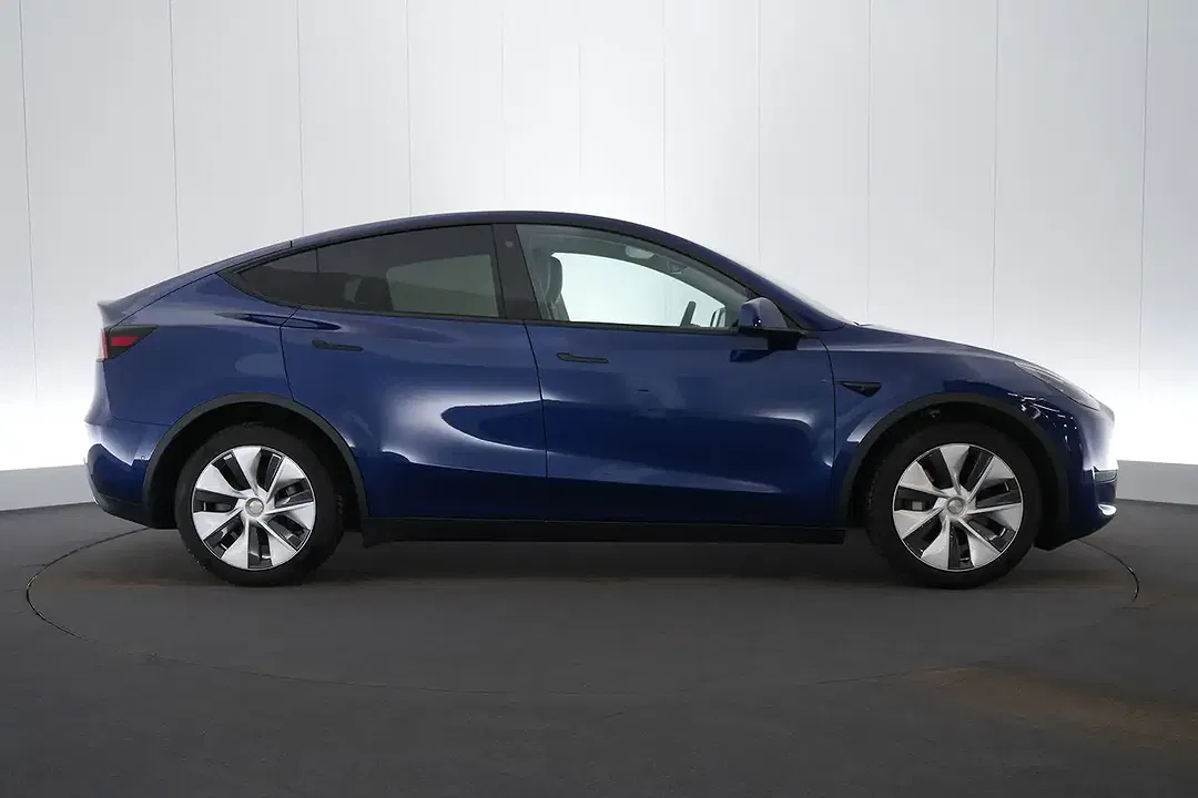 Tesla Model Y Dual Motor Long Range - Thumbnail 9