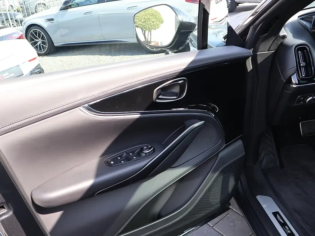 Aston Martin DBX S - Thumbnail 10