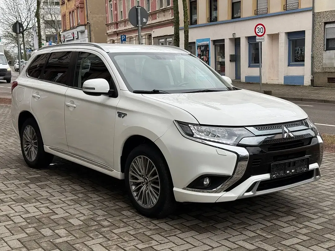 Mitsubishi Outlander PHEV 4WD - Thumbnail 3