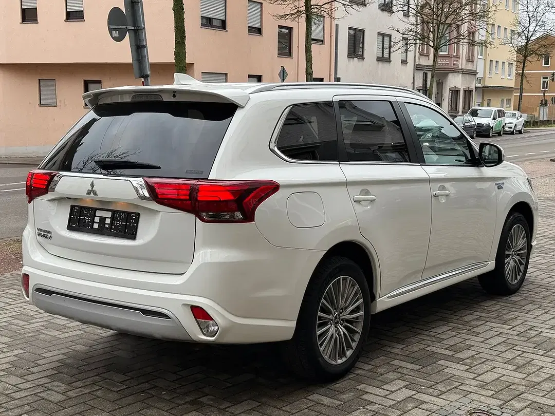 Mitsubishi Outlander PHEV 4WD - Thumbnail 4