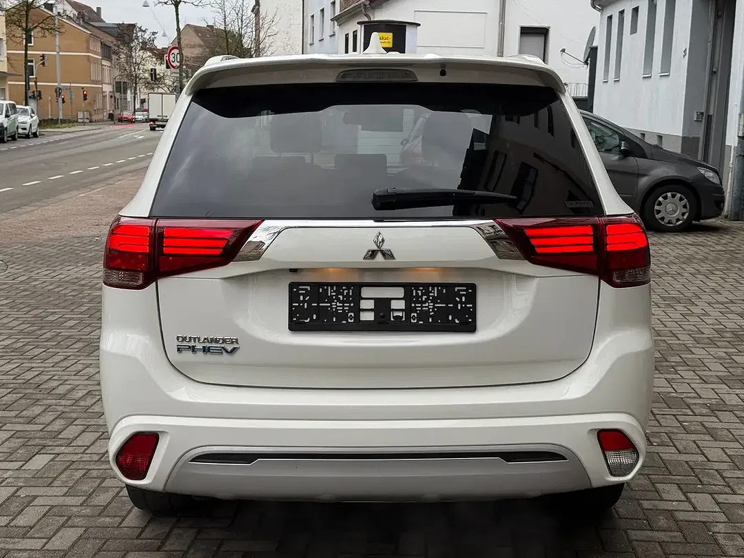 Mitsubishi Outlander PHEV 4WD - Thumbnail 5