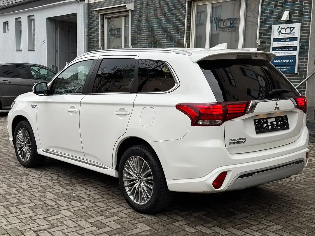 Mitsubishi Outlander PHEV 4WD - Thumbnail 6