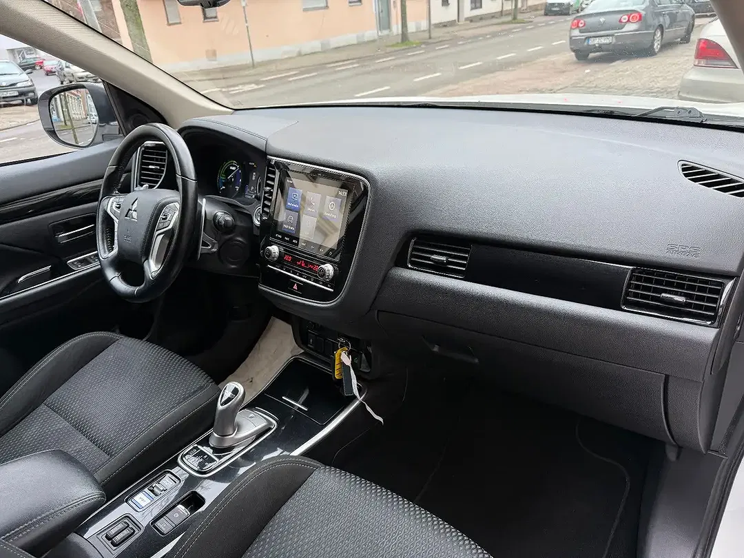 Mitsubishi Outlander PHEV 4WD - Thumbnail 7