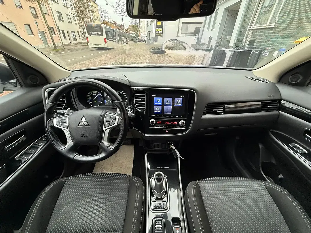 Mitsubishi Outlander PHEV 4WD - Thumbnail 8