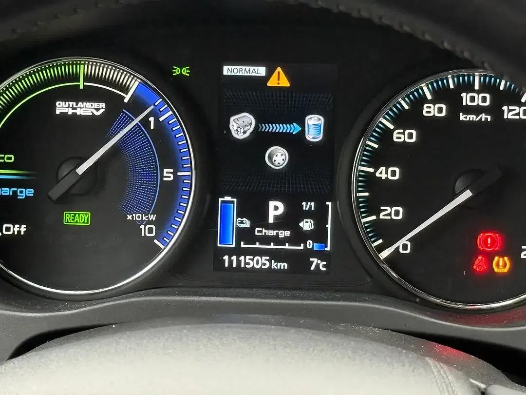 Mitsubishi Outlander PHEV 4WD - Thumbnail 9