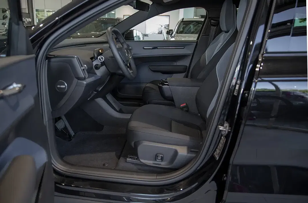 Volvo EX30 Extended Range Ultra Black Edition - Thumbnail 11