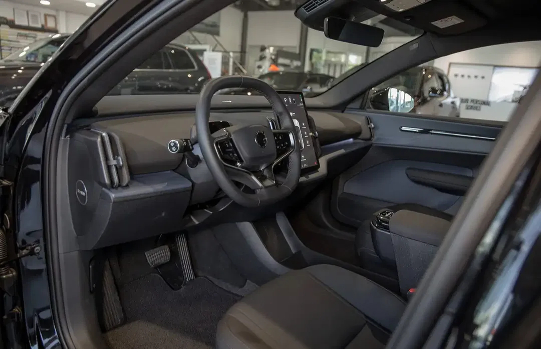 Volvo EX30 Extended Range Ultra Black Edition - Thumbnail 12