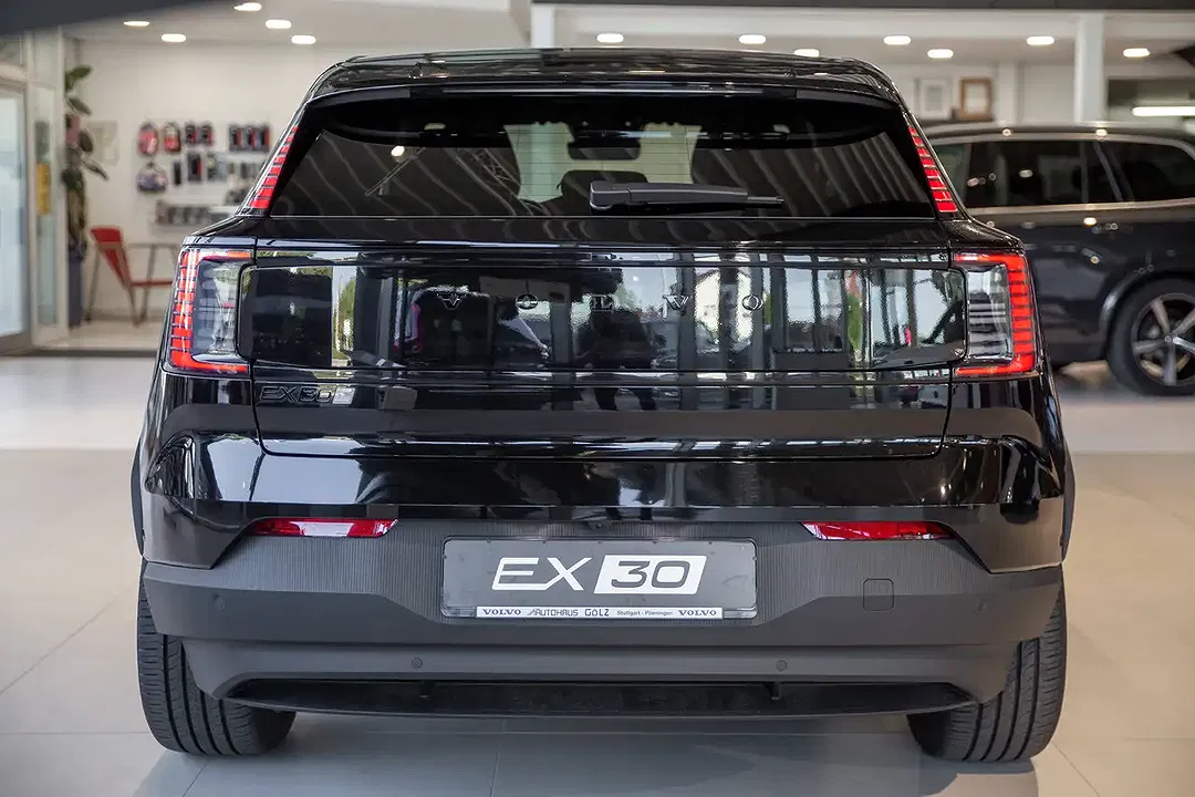 Volvo EX30 Extended Range Ultra Black Edition - Thumbnail 3