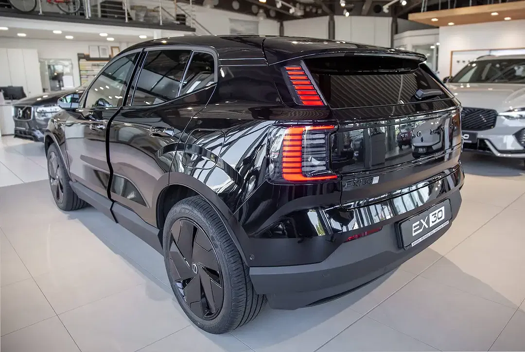 Volvo EX30 Extended Range Ultra Black Edition - Thumbnail 4