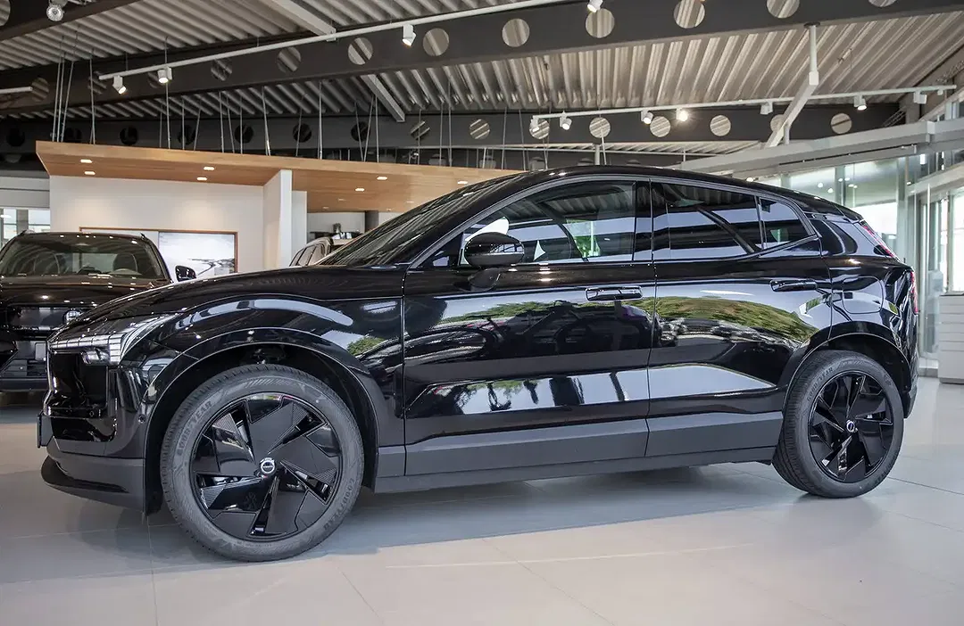 Volvo EX30 Extended Range Ultra Black Edition - Thumbnail 5